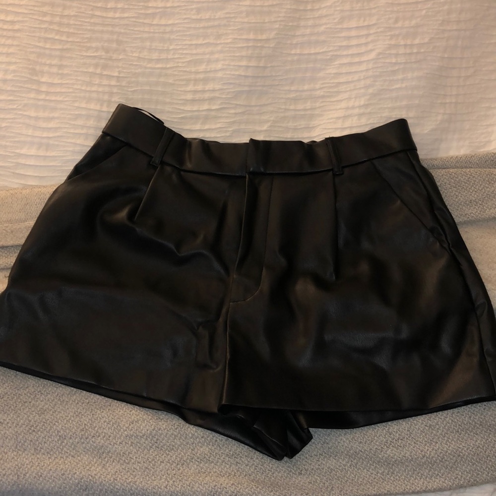 Leather shorts with pockets